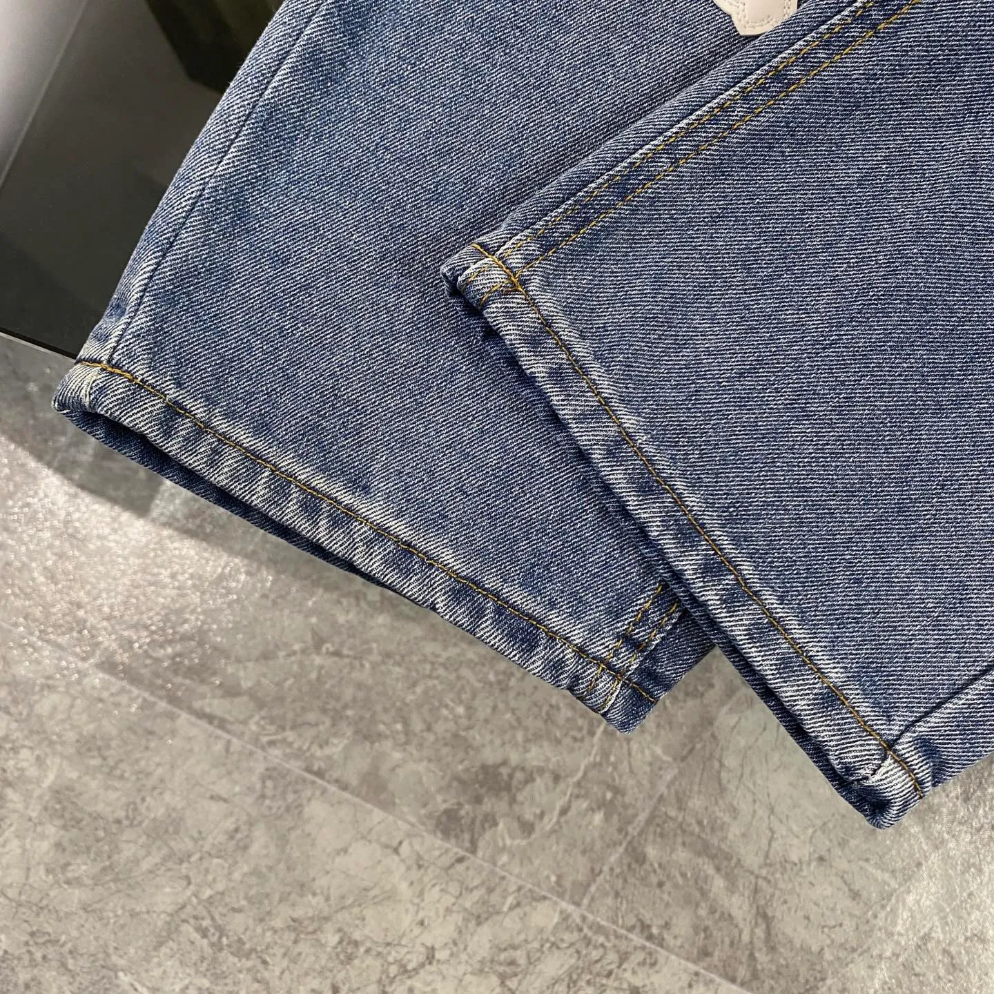 P240 chrome hearts 2025 classic white cross patchwork leather jeans vi Top heavy industry fashionable design] Consistent high street luxury style creation. Speaking of this style, the Zangyin family and GU family are definitely the leading representative brands. Especially the Zangyin family has really achieved a state-of-the-art effect in creating high street style. The unique washed material is used to create this style. The color system is quite eye-catching. After it is decorated with patchwork cross flowers, it cleverly highlights the charm of the brand. Secondly, this style uses classic The classic high-waist cutting design highlights the long legs and fashionable temperament of the upper body. The brand is highly recognizable and the slim fit configuration is more suitable for daily wear. It is a product that interprets personality, fashion, and specifications at a glance. This single product is enough to make any fan excited. It can be a white T-shirt for youthful preppy style, or a tight suspender for lady style. It has strong matching ability and can be easily controlled by men.  [Materials and craftsmanship] Needless to say, this point goes without saying. As an excellent craftsman brand, Zangyin’s requirements for details and craftsmanship are really perfect. The washed color of this model has gone through so many processes, not to mention the embellishment of denim appliques. It is also purely hand-made and sewn. Just like what they believe in, only hand-made things have soul and have the meaning of wear. A top-notch heavy-duty fashionable denim item, I look forward to your perfect interpretation! !  Size:28-36